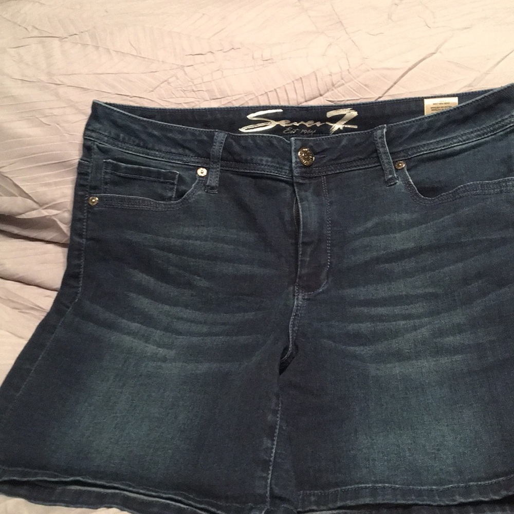 Ladies Seven Shorts. Size 14.